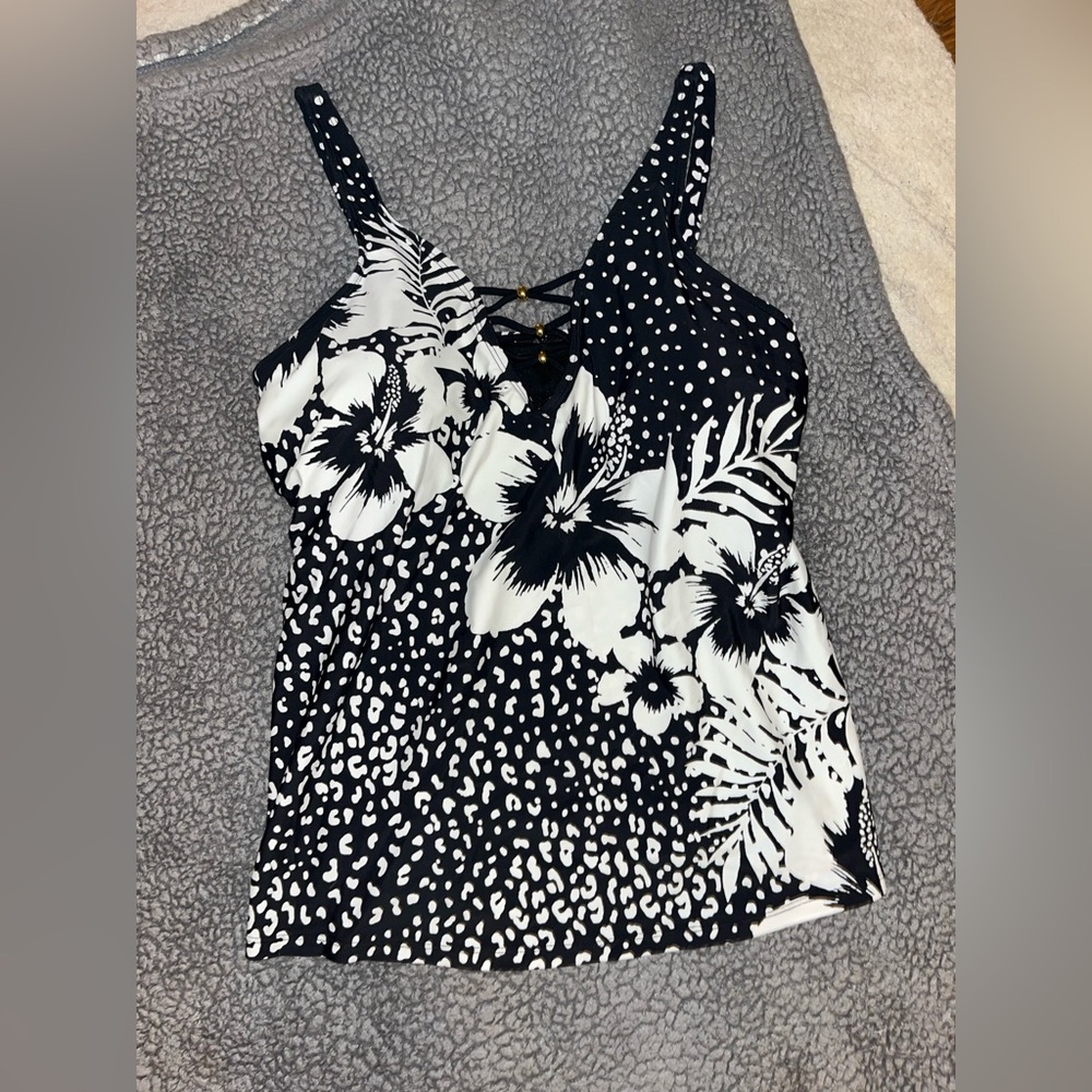 Black and White Fitted Sleeveless Swim Tank Top